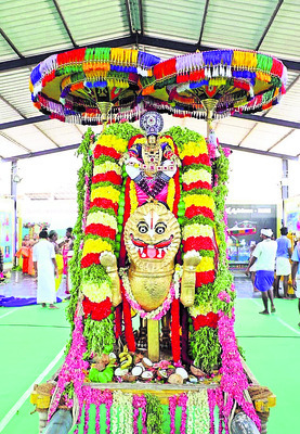 బంగారు గరుడపై శ్రీవారి చిద్విలాసం1