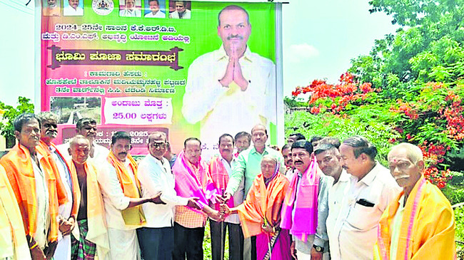 ఎండిన చెరువు..  చేపల మృత్యువు 1