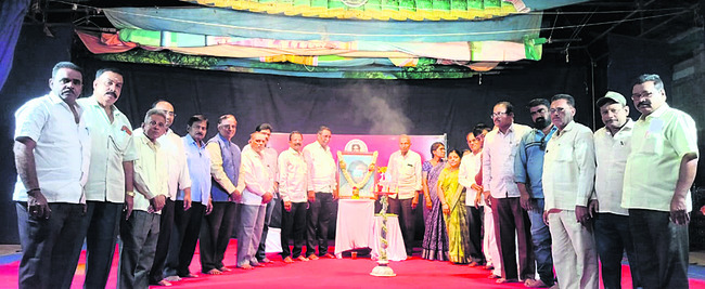 ఎండిన చెరువు..  చేపల మృత్యువు 2