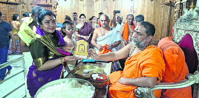 మంత్రాలయంలో తారల సందడి 2