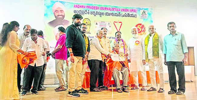 ‘సర్పంచ్‌పై దాడికి పాల్పడిన వారిపై చర్యలు తీసుకోండి’ 3