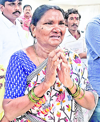 కూతురు సాకడం లేదు..
1