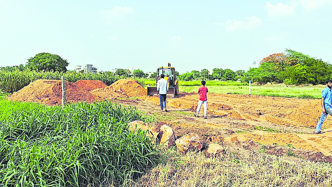 ఆగని ఆక్రమణలు1