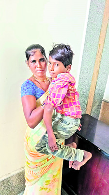 తల్లి ఆసరా లేనిదే నడవలేడు..
1