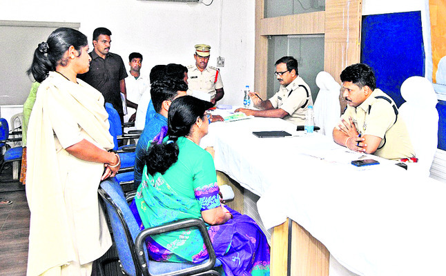 పీజీఆర్ఎస్కు 149 ఫిర్యాదులు 1