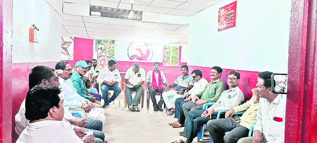 ఇసుక నిల్వలకు అడ్డాగా గోదావరి వరదకట్ట1