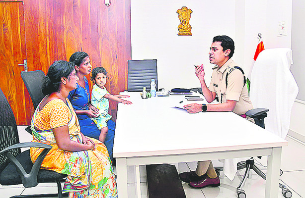 పీజీఆర్ఎస్కు 373 అర్జీలు 1