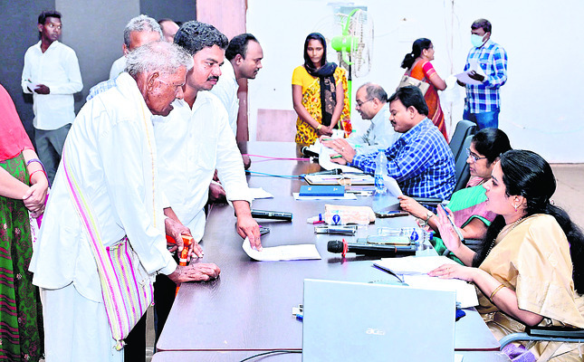 ఉద్యోగులు తలుచుకుంటే ఏమైనా చేయగలరనేందుకు సబ్సిడీ రుణాలే2