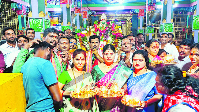 వన దుర్గమ్మకు పల్లకీ సేవ
1