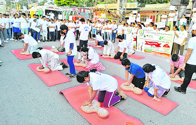 రోగుల సేవలో నర్సులది కీలకపాత్ర 1