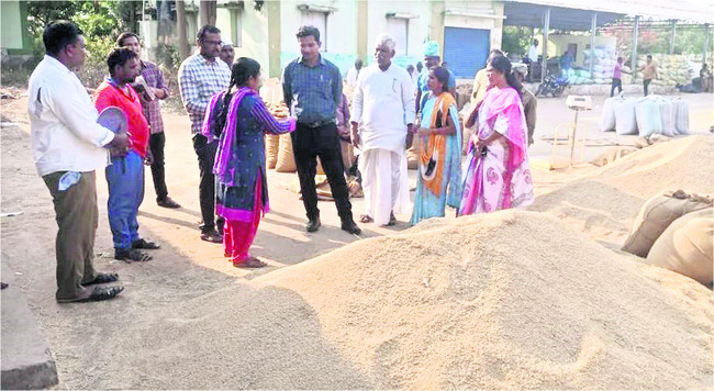 ధాన్యం కొనుగోళ్లలో తప్పిదాలకు తావివ్వొద్దు
1