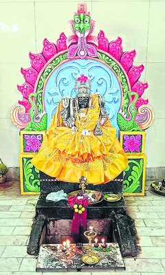 యువకుడిపై దుండగుల దాడి 3