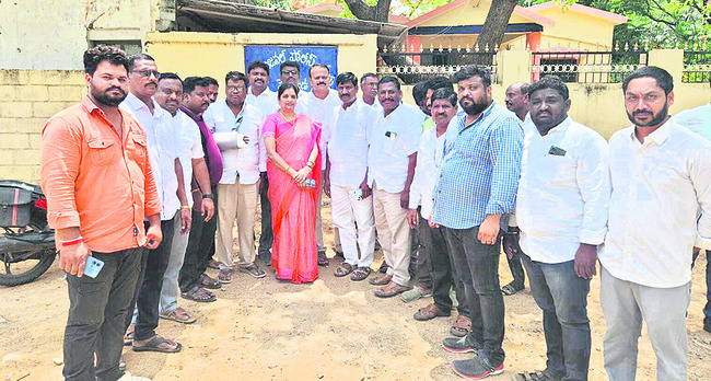 ‘సర్పంచ్‌పై దాడికి పాల్పడిన వారిపై చర్యలు తీసుకోండి’ 1