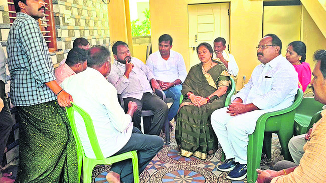 ‘సర్పంచ్‌పై దాడికి పాల్పడిన వారిపై చర్యలు తీసుకోండి’ 2