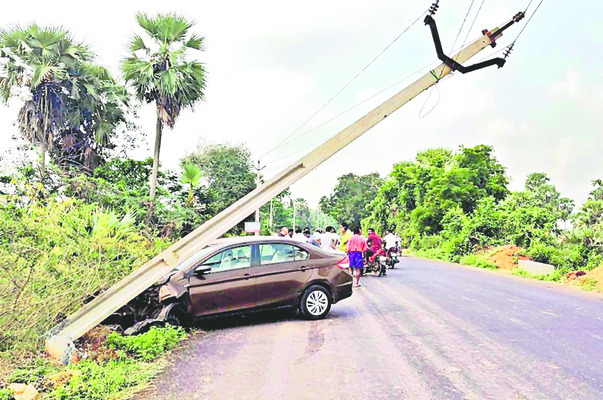 విద్యుత్తు స్తంభాన్ని ఢీ కొన్న కారు 1