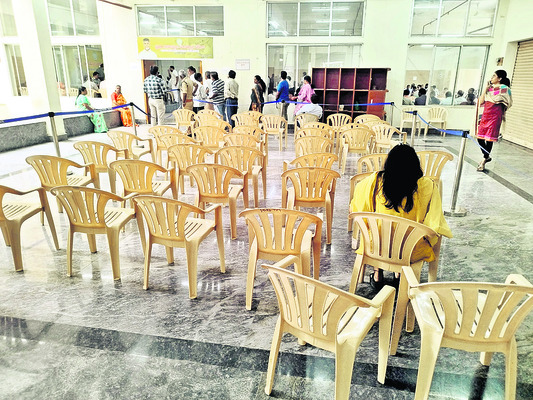 అతీగతీ లేక తగ్గిన వినతులు1