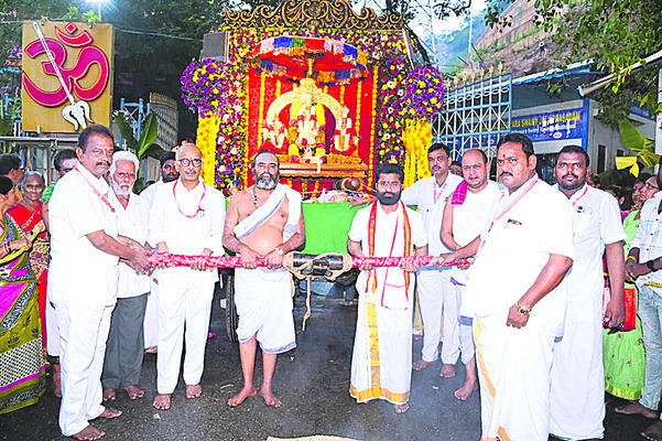 వైభవంగా ఇంద్రకీలాద్రి గిరిప్రదక్షిణ 1