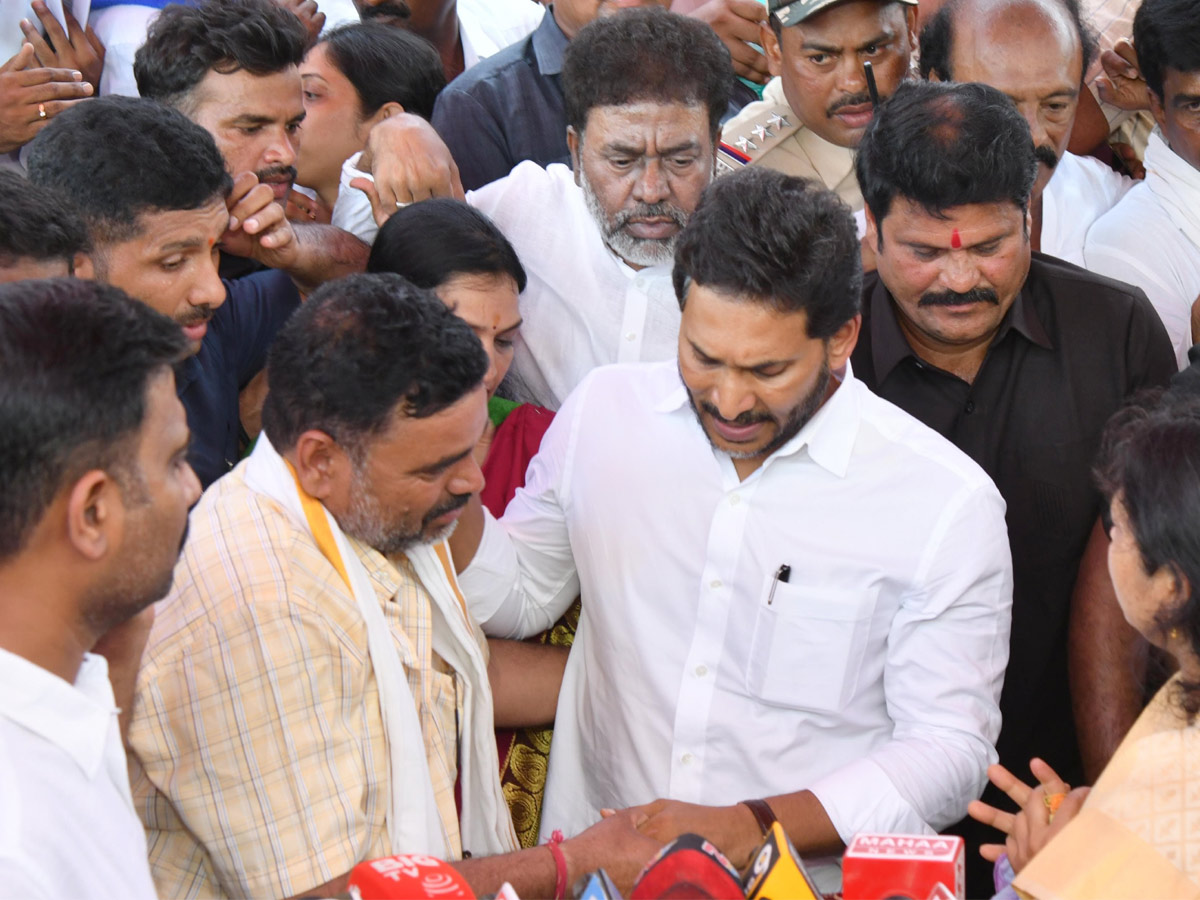 YS Jagan Visits Martyred Jawan Murali Naik Family At Sri Sathya Sai District Photos1