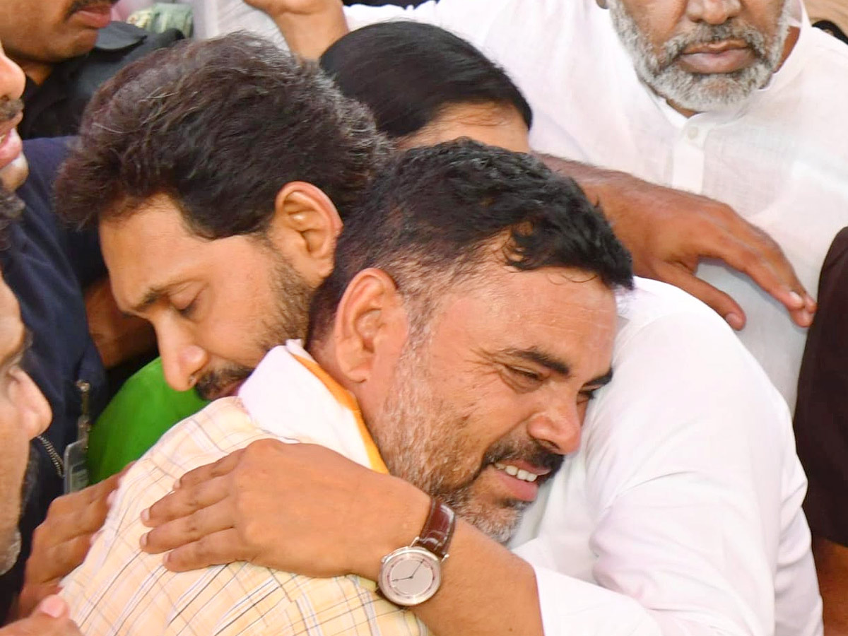 YS Jagan Visits Martyred Jawan Murali Naik Family At Sri Sathya Sai District Photos2