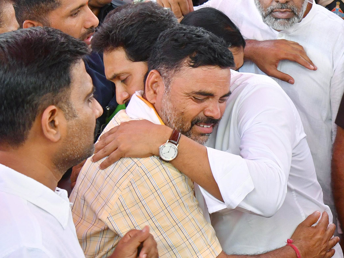 YS Jagan Visits Martyred Jawan Murali Naik Family At Sri Sathya Sai District Photos3