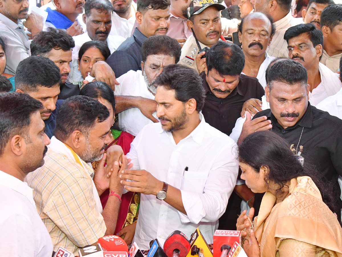 YS Jagan Visits Martyred Jawan Murali Naik Family At Sri Sathya Sai District Photos4
