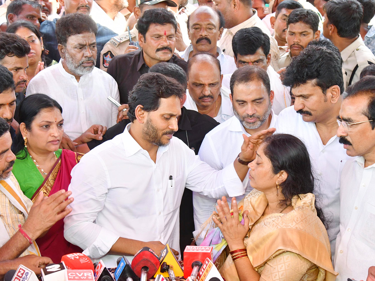 YS Jagan Visits Martyred Jawan Murali Naik Family At Sri Sathya Sai District Photos6
