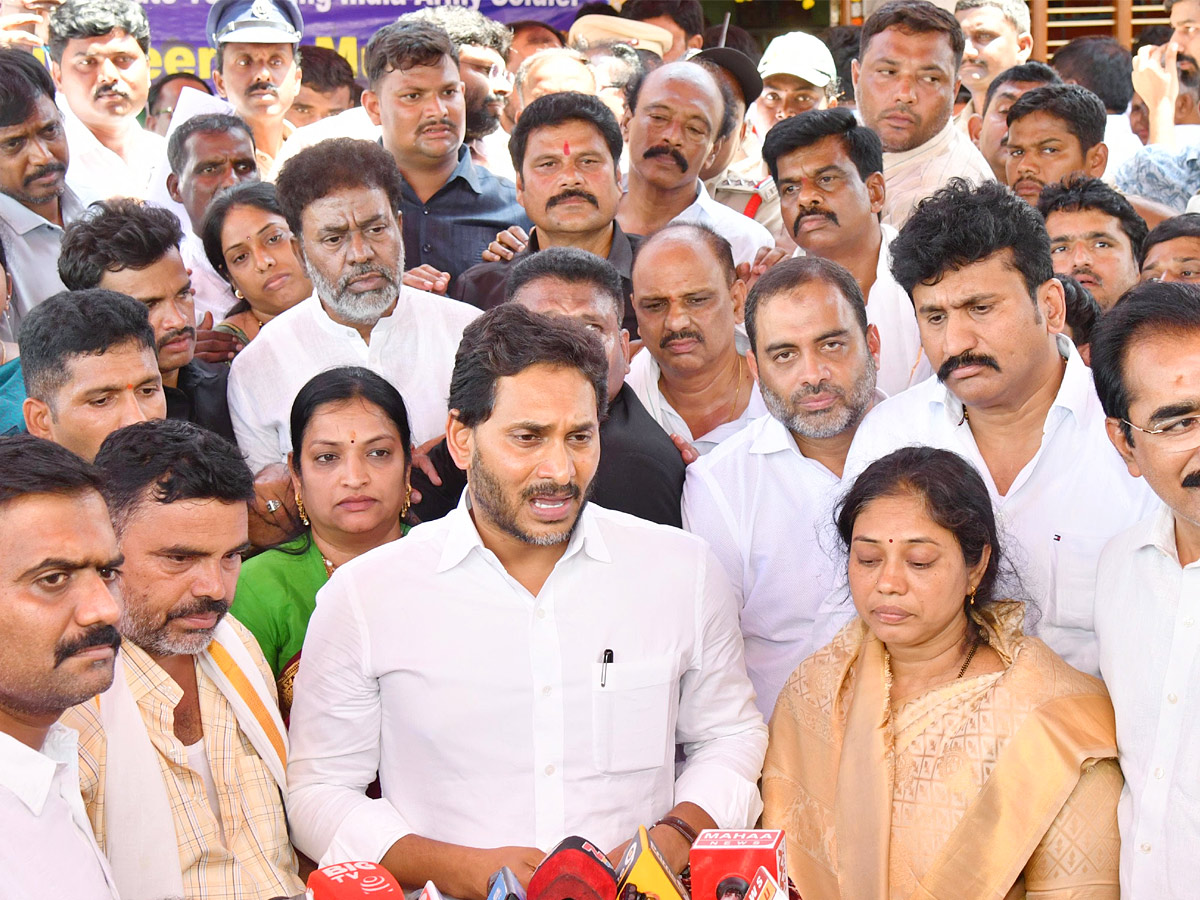 YS Jagan Visits Martyred Jawan Murali Naik Family At Sri Sathya Sai District Photos8