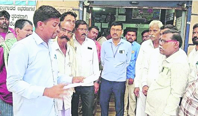 పౌర కార్మికులకు కిట్ల పంపిణీ2
