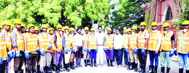 పౌర కార్మికులకు కిట్ల పంపిణీ1
