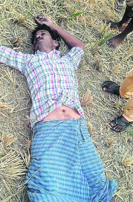 లారీ బోల్తా పడి డ్రైవర్, క్లీనర్కు గాయాలు1