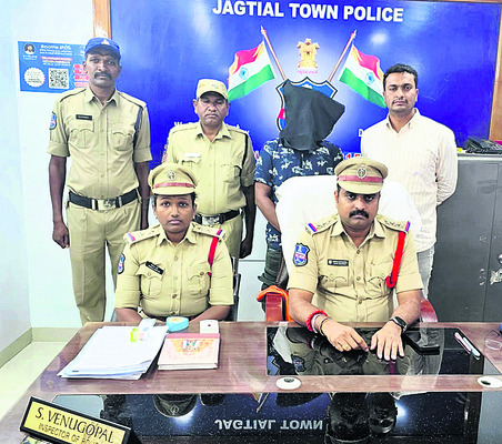 కొండగట్టులో డిప్యూటీ సీఎం సతీమణి పూజలు1