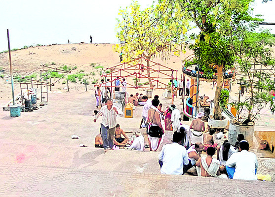 ఎండకు ఎండుతూ... వానకు తడుస్తూ... 1
