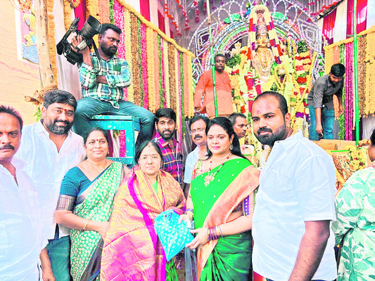 ప్రసాదం అందజేస్తున్న కార్పొరేటర్ హరిణిరెడ్డి3
