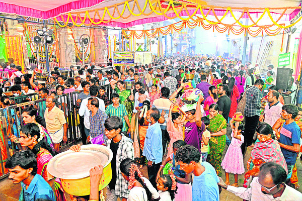 భక్తులతో హోరెత్తిన ఆలయం
5