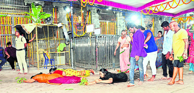 భక్తులతో హోరెత్తిన ఆలయం
2