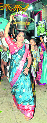 భక్తులతో హోరెత్తిన ఆలయం
6