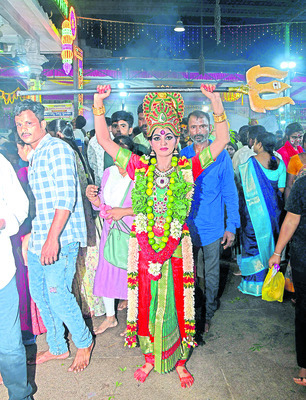 భక్తులతో హోరెత్తిన ఆలయం
1