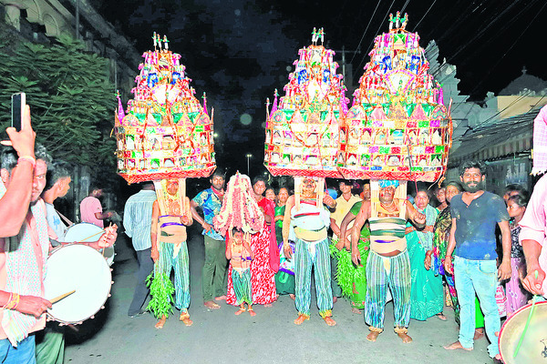 భక్తులతో హోరెత్తిన ఆలయం
3