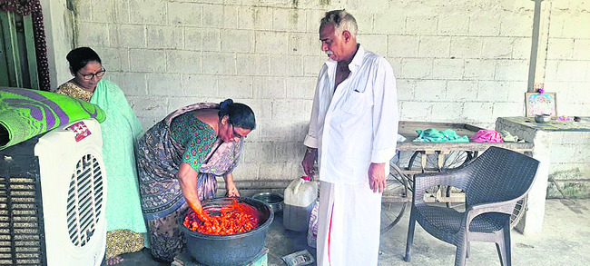 మామిడి పచ్చడికి ధరల సెగ1