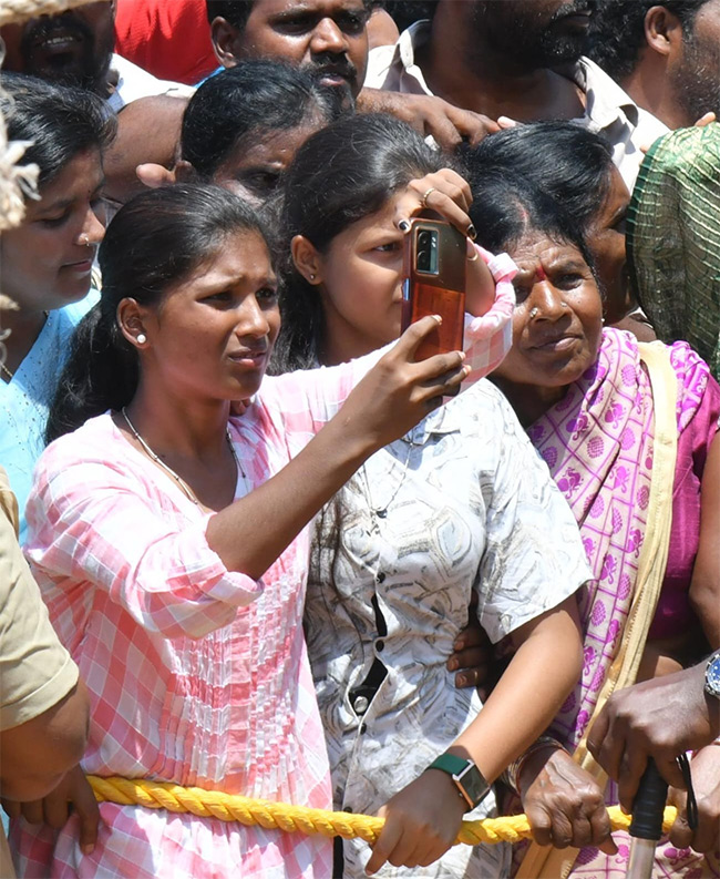 YS Jagan Visit Murali Naik Family Huge Crowd Welcome Photos9