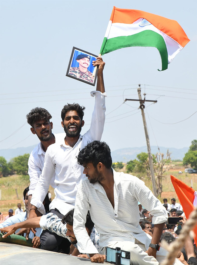 YS Jagan Visit Murali Naik Family Huge Crowd Welcome Photos11