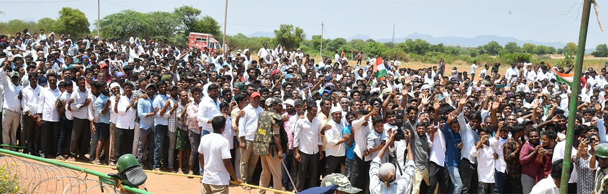 YS Jagan Visit Murali Naik Family Huge Crowd Welcome Photos13