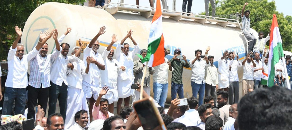 YS Jagan Visit Murali Naik Family Huge Crowd Welcome Photos14