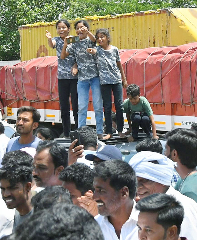 YS Jagan Visit Murali Naik Family Huge Crowd Welcome Photos18