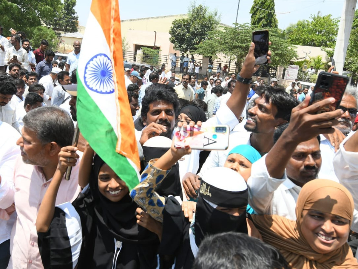 YS Jagan Visit Murali Naik Family Huge Crowd Welcome Photos20