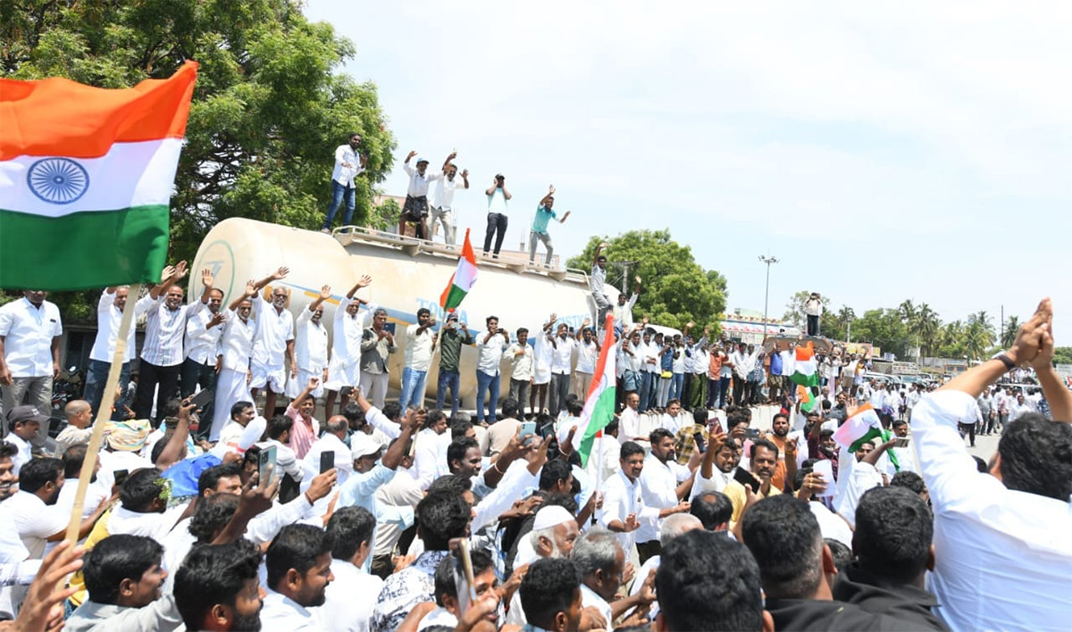 YS Jagan Visit Murali Naik Family Huge Crowd Welcome Photos21