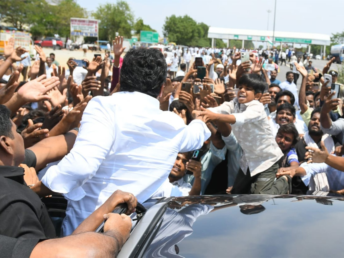 YS Jagan Visit Murali Naik Family Huge Crowd Welcome Photos4