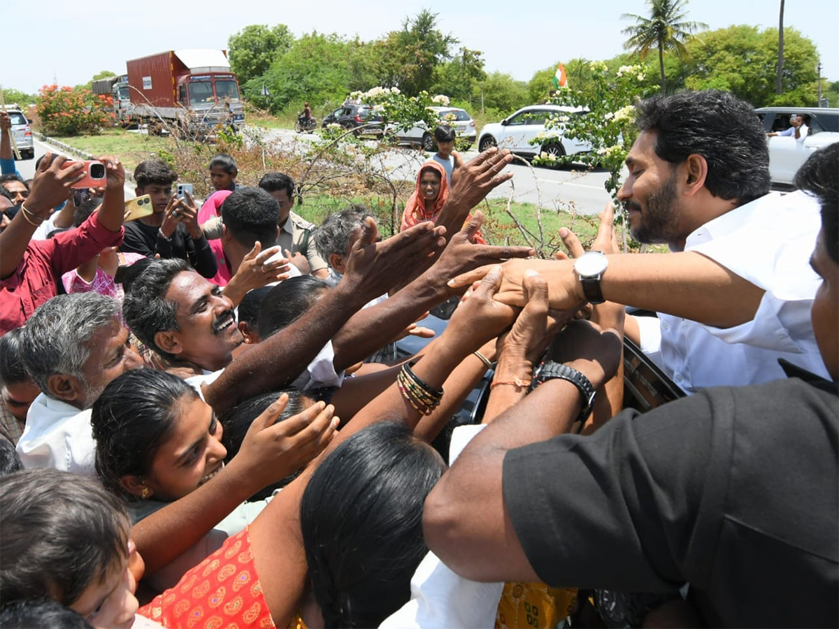 YS Jagan Visit Murali Naik Family Huge Crowd Welcome Photos5