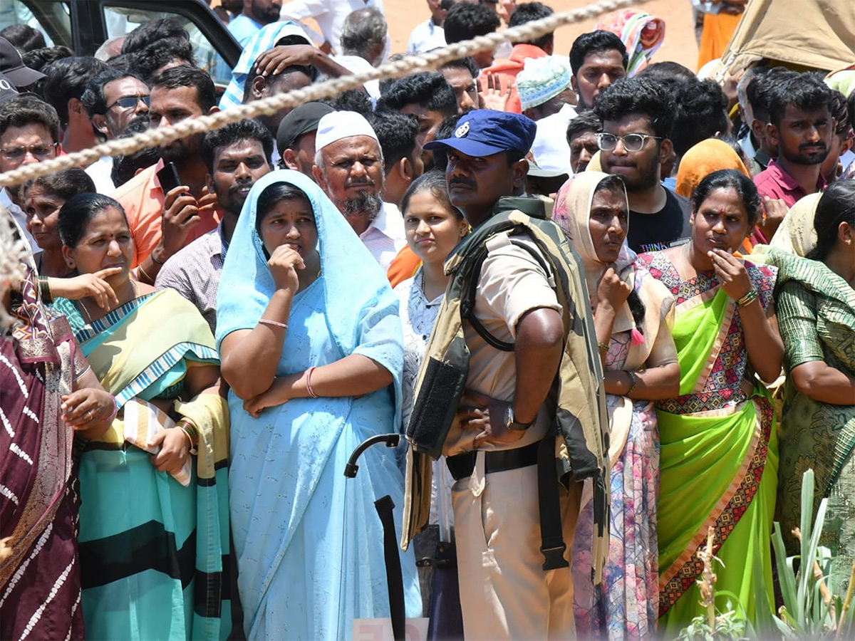 YS Jagan Visit Murali Naik Family Huge Crowd Welcome Photos7