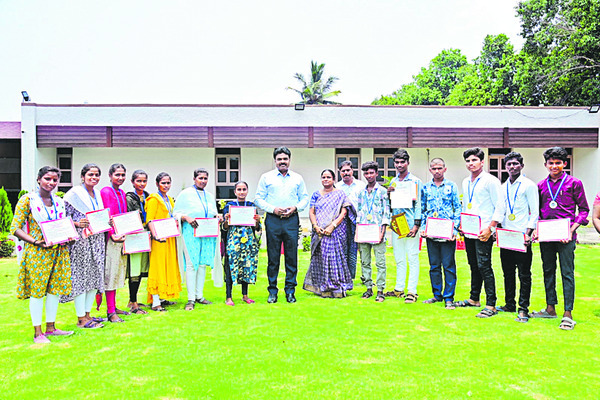 భూముల రీ సర్వే ప్రక్రియ వేగవంతం చేయాలి 1